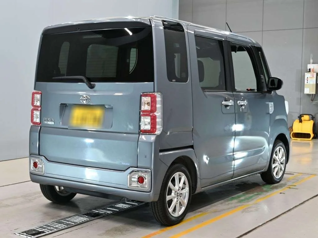 Toyota Pixis Mega LA700A 2021